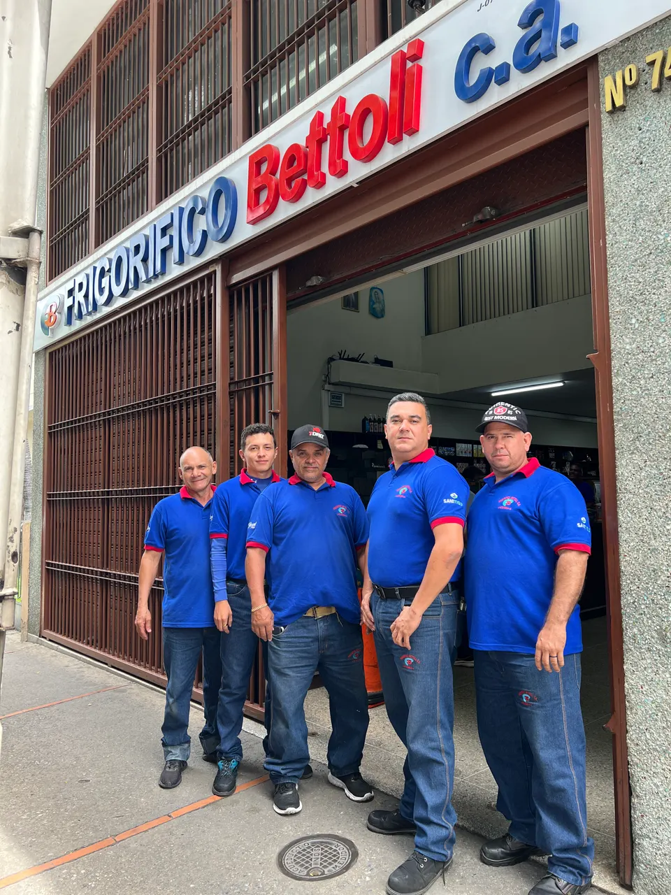 Equipo de Frigorífico Bettoli frente al local en Maracay